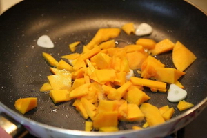 南瓜汁烩银鳕鱼的做法步骤2