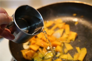 南瓜汁烩银鳕鱼的做法步骤3