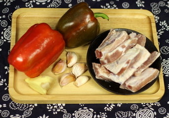 煎排骨的做法步骤1