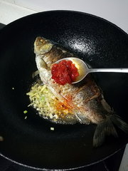 家常菜鲫鱼烧毛豆的做法步骤5