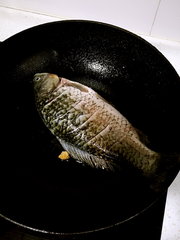 家常菜鲫鱼烧毛豆的做法步骤2