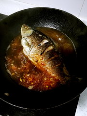 家常菜鲫鱼烧毛豆的做法步骤6