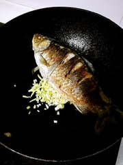 家常菜鲫鱼烧毛豆的做法步骤4