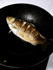 家常菜鲫鱼烧毛豆的做法步骤3