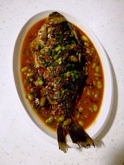 家常菜鲫鱼烧毛豆