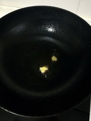 家常菜鲫鱼烧毛豆的做法步骤1