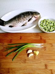 家常菜鲫鱼烧毛豆的准备工作