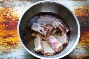 金牌蒜香排骨的做法步骤1