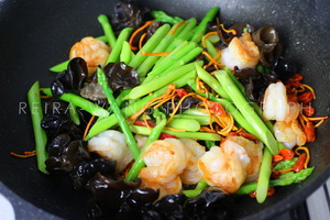 虫草花芦笋炒虾仁的做法步骤5