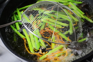 虫草花芦笋炒虾仁的做法步骤3