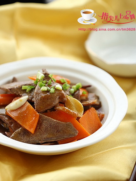 红萝卜爆猪肝的做法