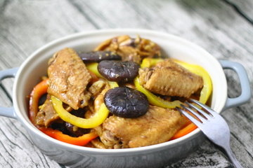 香菇焖鸡翅怎么做