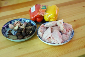 香菇焖鸡翅的做法步骤1