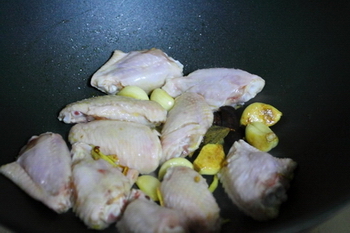 香菇焖鸡翅的做法步骤4