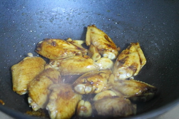 香菇焖鸡翅的做法步骤5