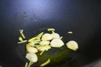 香菇焖鸡翅的做法步骤2