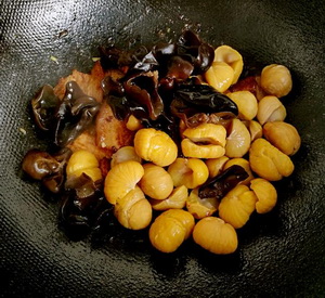 五花肉炒板栗的做法步骤6