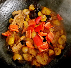 五花肉炒板栗的做法步骤8