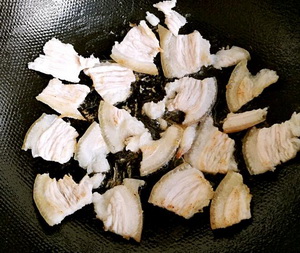 五花肉炒板栗的做法步骤2