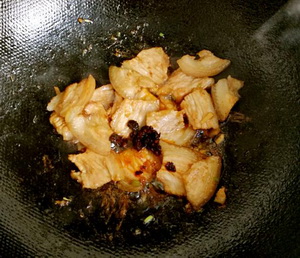 五花肉炒板栗的做法步骤4