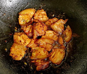 五花肉炒板栗的做法步骤5