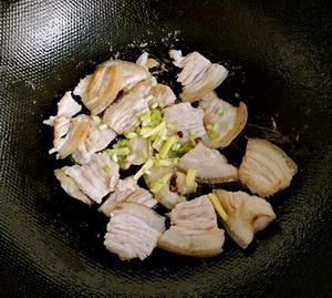 五花肉炒板栗的做法步骤3