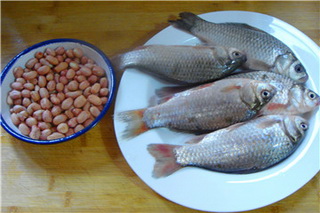 酥鳞小鲫鱼的做法步骤1