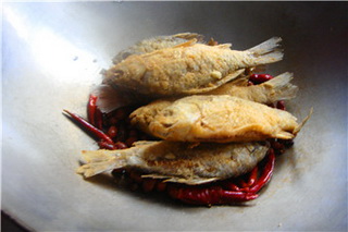 酥鳞小鲫鱼的做法步骤7