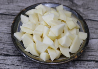 焦香肉末土豆的做法步骤1