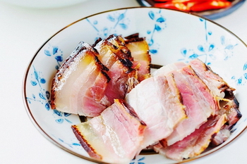 蒜苗炒腊肉的做法步骤1