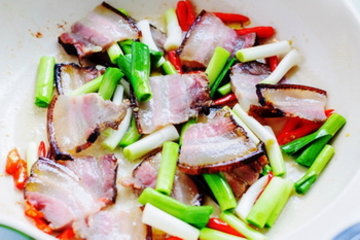蒜苗炒腊肉的做法步骤4