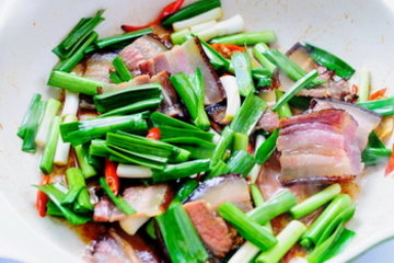 蒜苗炒腊肉的做法步骤5