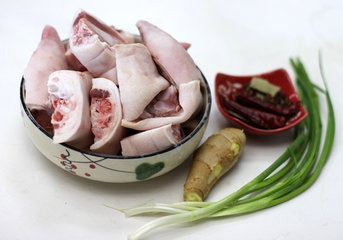 红烧猪蹄的做法步骤1