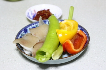 双椒炒猪皮的做法步骤