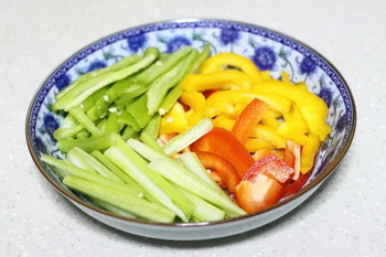 双椒炒猪皮的做法步骤