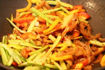 双椒炒猪皮的做法步骤