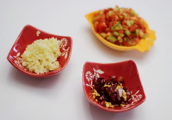 双椒炒花菜的做法步骤2