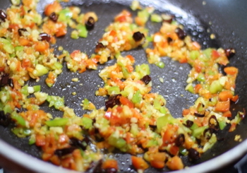 双椒炒花菜的做法步骤5