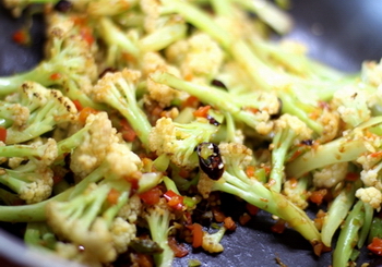 双椒炒花菜的做法步骤6