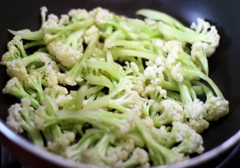 双椒炒花菜的做法步骤3