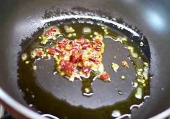 双椒炒花菜的做法步骤4