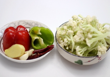 双椒炒花菜的做法步骤1