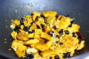 萝卜干炒鱼籽的做法步骤8