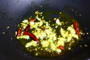 萝卜干炒鱼籽的做法步骤6