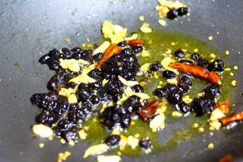 萝卜干炒鱼籽的做法步骤7