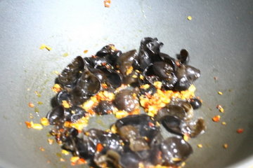 快手菜黑木耳炒大白菜的做法步骤5