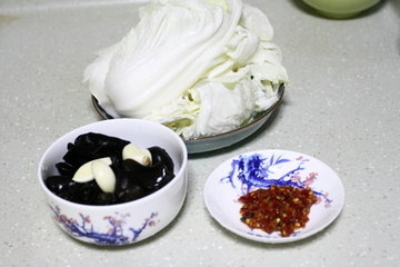 快手菜黑木耳炒大白菜的做法步骤1