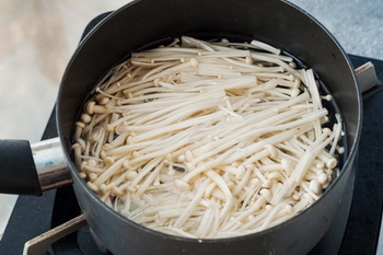 油泼金针菇的做法步骤2