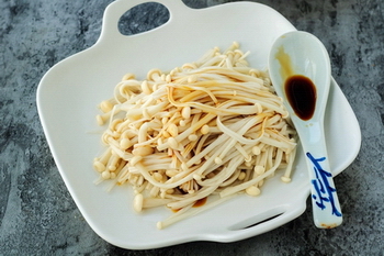 油泼金针菇的做法步骤3