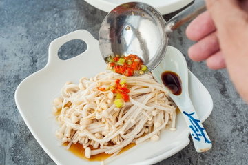 油泼金针菇的做法步骤5